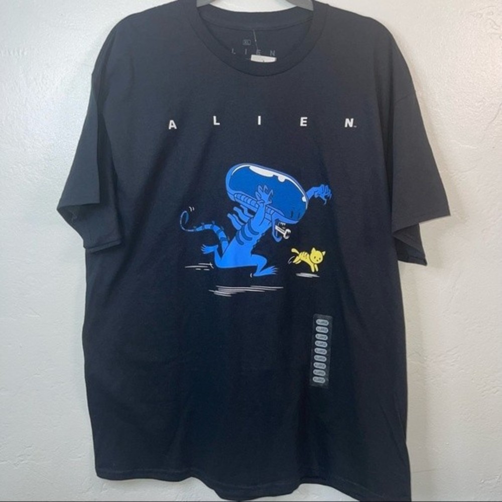 NWT Alien franchise chasing a cat graphic t-shirt size XL